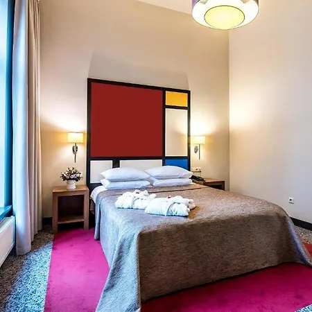 Victoria 4*