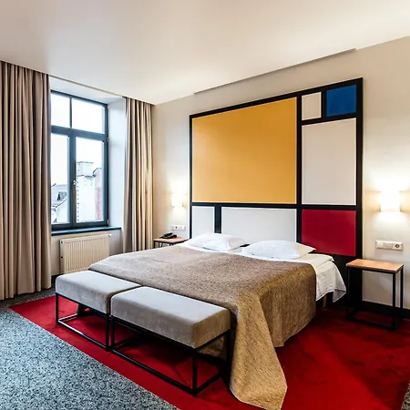 Victoria Hotel 4*